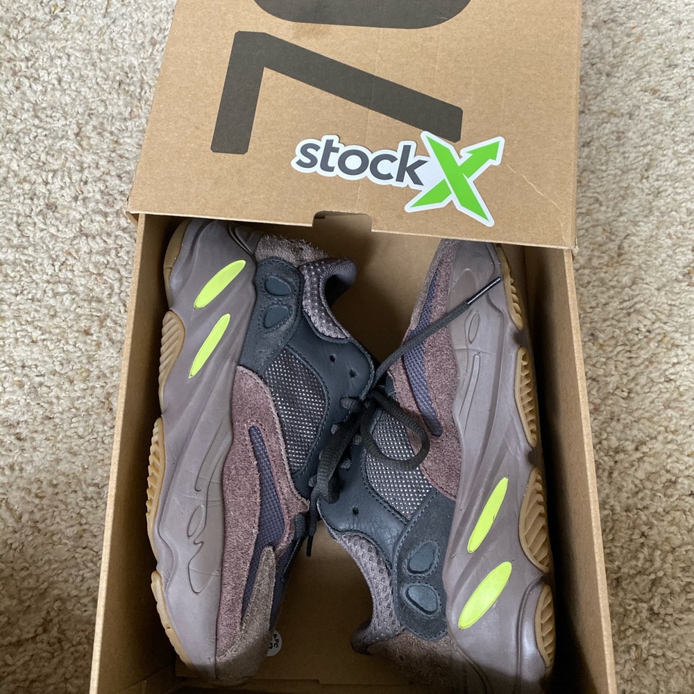 Adidas Yeezy 700